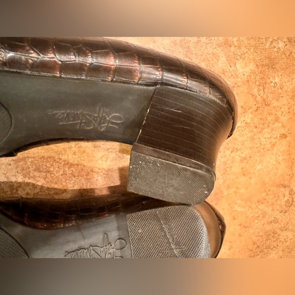 LifeStride Brown Crocodile Print Low heel - Picture 10 of 16